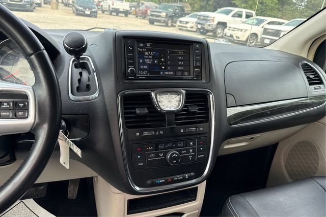 2016 Chrysler Town & Country Touring